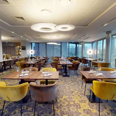 Doubletree By Hilton Lyon Eurexpo & מלון סן פריסט