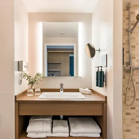 Doubletree By Hilton Lyon Eurexpo & מלון סן פריסט